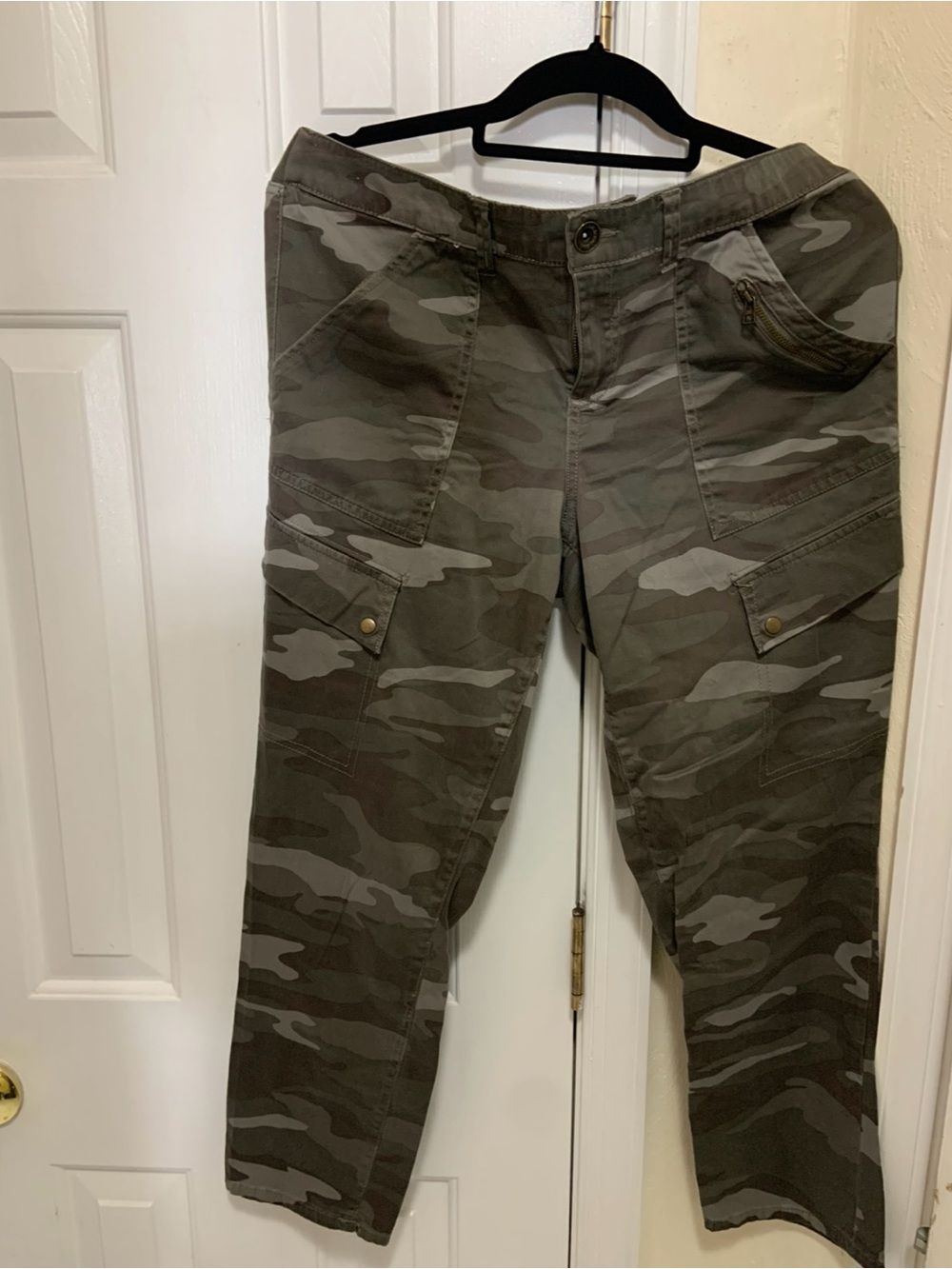 Women’s Camo Utility Cargo capris- Olive Green